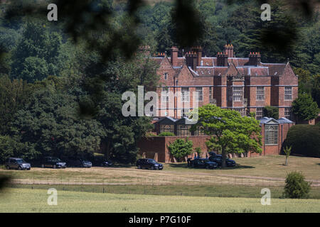 Princes Risborough, UK. 6 juillet, 2018. Les véhicules stationnés à l'extérieur, la carte de Premier Ministre, la résidence officielle du pays où Theresa Mai et son Cabinet sont aujourd'hui la tenue d'une réunion au sommet de la crise du débat et d'essayer de statuer sur la proposition du Royaume-Uni Brexit de ses relations futures avec l'Union européenne. Le premier ministre a présenté un nouveau "troisième voie" en matière de douanes connu sous le nom de "facilité" arrangement des douanes (AFD). Certains rapports suggèrent que les taxis sont en attente pour les ministres à défaut de convenir d'un plan durant le sommet d'aujourd'hui. Credit : Mark Kerrison/Alamy Live News Banque D'Images