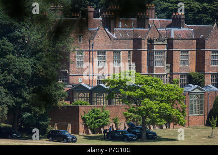 Princes Risborough, UK. 6 juillet, 2018. Les véhicules stationnés à l'extérieur, la carte de Premier Ministre, la résidence officielle du pays où Theresa Mai et son Cabinet sont aujourd'hui la tenue d'une réunion au sommet de la crise du débat et d'essayer de statuer sur la proposition du Royaume-Uni Brexit de ses relations futures avec l'Union européenne. Le premier ministre a présenté un nouveau "troisième voie" en matière de douanes connu sous le nom de "facilité" arrangement des douanes (AFD). Certains rapports suggèrent que les taxis sont en attente pour les ministres à défaut de convenir d'un plan durant le sommet d'aujourd'hui. Credit : Mark Kerrison/Alamy Live News Banque D'Images