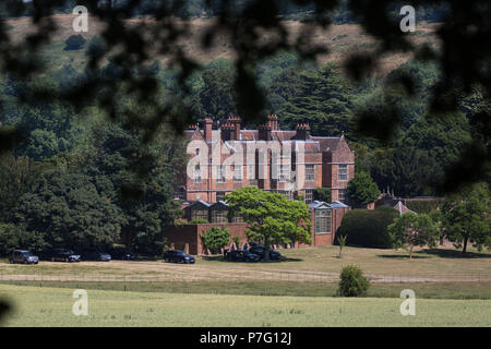 Princes Risborough, UK. 6 juillet, 2018. Les véhicules stationnés à l'extérieur, la carte de Premier Ministre, la résidence officielle du pays où Theresa Mai et son Cabinet sont aujourd'hui la tenue d'une réunion au sommet de la crise du débat et d'essayer de statuer sur la proposition du Royaume-Uni Brexit de ses relations futures avec l'Union européenne. Le premier ministre a présenté un nouveau "troisième voie" en matière de douanes connu sous le nom de "facilité" arrangement des douanes (AFD). Certains rapports suggèrent que les taxis sont en attente pour les ministres à défaut de convenir d'un plan durant le sommet d'aujourd'hui. Credit : Mark Kerrison/Alamy Live News Banque D'Images