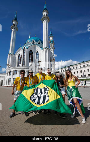Kazan, Russie. 6e juillet 2018. Brésil fans visiter le Kremlin de Kazan avant la Coupe du Monde 2018 match de quart de finale entre le Brésil et la Belgique à Kazan Arena le 6 juillet 2018 à Kazan, Russie. Credit : PHC Images/Alamy Live News Banque D'Images