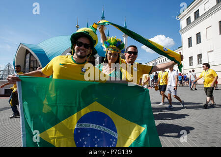Kazan, Russie. 6e juillet 2018. Brésil fans visiter le Kremlin de Kazan avant la Coupe du Monde 2018 match de quart de finale entre le Brésil et la Belgique à Kazan Arena le 6 juillet 2018 à Kazan, Russie. Credit : PHC Images/Alamy Live News Banque D'Images