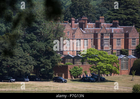 Princes Risborough, UK. 6 juillet, 2018. Les véhicules stationnés à l'extérieur, la carte de Premier Ministre, la résidence officielle du pays où Theresa Mai et son Cabinet sont aujourd'hui la tenue d'une réunion au sommet de la crise du débat et d'essayer de statuer sur la proposition du Royaume-Uni Brexit de ses relations futures avec l'Union européenne. Le premier ministre a présenté un nouveau "troisième voie" en matière de douanes connu sous le nom de "facilité" arrangement des douanes (AFD). Certains rapports suggèrent que les taxis sont en attente pour les ministres à défaut de convenir d'un plan durant le sommet d'aujourd'hui. Credit : Mark Kerrison/Alamy Live News Banque D'Images