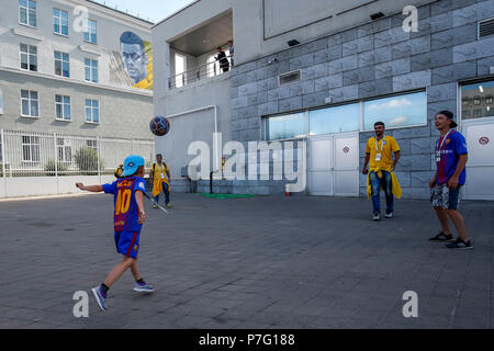 Fans jouer au football en face d'une peinture murale de Neymar à Kazan avant la Coupe du Monde 2018 match de quart de finale entre le Brésil et la Belgique à Kazan Arena le 6 juillet 2018 à Kazan, Russie. (Photo de Daniel Chesterton/phcimages.com) Banque D'Images