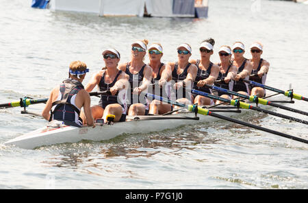 Henley Royal Regatta, Henley on Thames, Royaume-Uni. 6e juillet 2018. Jour 3 de Henley Royal Regatta et le Royaume-Uni continue météo avec des températures très élevées et beaucoup de soleil. Chapeaux et assez d'eau étaient à l'ordre du jour et les hommes ont de nouveau été autorisés à retirer leurs vestes de stewards. Et foulards cravates n'a pas pu être supprimé. Credit : Allan Staley/Alamy Live News Banque D'Images