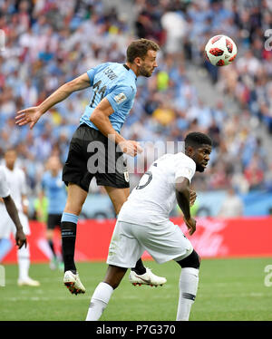 Nizhny Novgorod, Russie. 6 juillet, 2018. Cristhian Stuani (L) de l'Uruguay rivalise avec Samuel Umtiti de France pendant la Coupe du Monde FIFA 2018 Quart de finale entre l'Uruguay et la France à Nizhny Novgorod, Russie, le 6 juillet 2018. Credit : Liu Dawei/Xinhua/Alamy Live News Banque D'Images