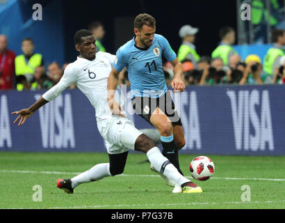 Nizhny Novgorod, Russie. Le 06 juillet, 2018. World Cup 2018, l'Uruguay contre la France, Nijni-novgorod stadium. Cristhian Stuani (R) de l'Uruguay en action contre la France Paul Pogba. Crédit : Christian Charisius/dpa/Alamy Live News Banque D'Images