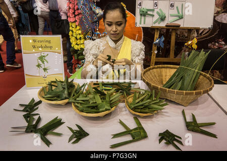 (180706) -- NEW DELHI, le 6 juillet 2018 (Xinhua) -- Photo prise le 6 juillet 2018 montre l'atelier de tissage de la zone d'exposition pendant le voyage et tourisme Salon (TTF) à Kolkata, Inde. La TTF est tenue au stade Netaji Indoor du 6 au 8 juillet. (Photo Xinhua/Tumpa Lundi) (hy) Banque D'Images