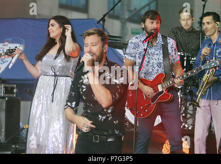 New York, NY, USA. 6 juillet, 2018. Hillary Scott, Charles Kelley, Dave Haywood, de Lady Antebellum effectuer de Citi en Concert Series sur NBC's Today Show au Rockefeller Center de New York le 06 juillet 2018. Credit : Rw/media/Alamy Punch Live News Banque D'Images