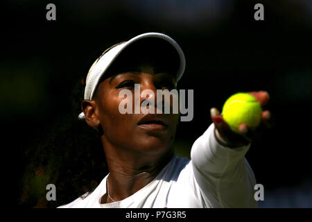 Londres, Royaume-Uni. Le 06 juillet, 2018. Londres, Angleterre - le 6 juillet 2018. Tennis de Wimbledon : Serena Williams servant à Kristina Mladenovic de France pendant leur match à Wimbledon aujourd'hui Crédit : Adam Stoltman/Alamy Live News Banque D'Images