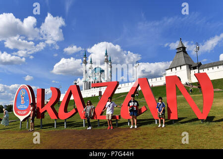 Kazan, Russie. Le 06 juillet, 2018. Les gens en face du Kremlin de Kazan, forteresse, château, mosquée, UNESCO World Heritage Site, Impressions Kazan Kazan/Coupe du Monde de Football 2018 en Russie à partir de la 14.06. - 15.07.2018. Utilisation dans le monde entier | Credit : dpa/Alamy Live News Banque D'Images