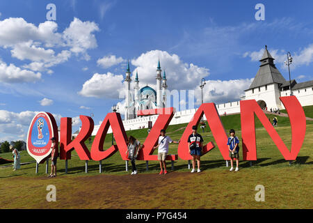 Kazan, Russie. Le 06 juillet, 2018. Les gens en face du Kremlin de Kazan, forteresse, château, mosquée, UNESCO World Heritage Site, Impressions Kazan Kazan/Coupe du Monde de Football 2018 en Russie à partir de la 14.06. - 15.07.2018. Utilisation dans le monde entier | Credit : dpa/Alamy Live News Banque D'Images