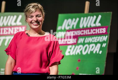 Munich, Bavière, Allemagne. 6 juillet, 2018. Le Spitzenduo (duo) haut de Katharina Schulze et L. Hartmann du Parti Vert bavarois dévoilé le cadre de leur campagne pour les élections du Landtag 2018 qui aura lieu en septembre. L'objectif de la majorité des parties est de dégager suffisamment de politiciens CSU pour éliminer sa majorité absolue, qui a été critiqué comme l'élimination de la démocratie dans le Landtag. Credit : Sachelle Babbar/ZUMA/Alamy Fil Live News Banque D'Images