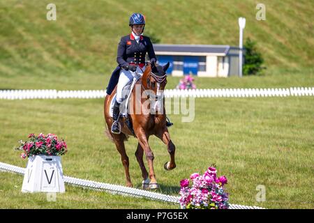 Wroughton, UK. 5e juillet 2018. Gemma Tattersall équitation Chevalier de Chili. GBR.St James Place Cheval Barbury essais cliniques. Horse Trials. CIC3*. Section B. Le Dressage. Château de Barbury. Wroughton. Le Somerset. UK. Jour 1. 05/07/2018. Credit : Sport en images/Alamy Live News Banque D'Images