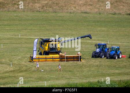 Wroughton, UK. 5e juillet 2018. E White Moissonneuse Batteuse Cross Country clôture. St James Place Cheval Barbury essais cliniques. Horse Trials. Le Dressage. Château de Barbury. Wroughton. Le Somerset. UK. Jour 1. 05/07/2018. Credit : Sport en images/Alamy Live News Banque D'Images