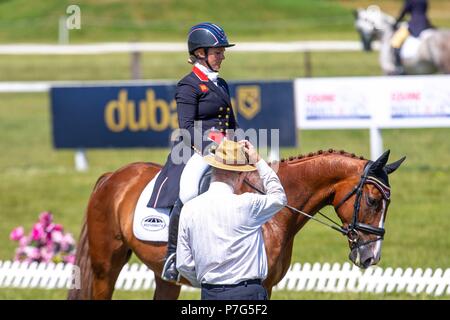 Wroughton, UK. 5e juillet 2018. Gemma Tattersall équitation Chevalier de Chili. GBR.St James Place Cheval Barbury essais cliniques. Horse Trials. CIC3*. Section B. Le Dressage. Château de Barbury. Wroughton. Le Somerset. UK. Jour 1. 05/07/2018. Credit : Sport en images/Alamy Live News Banque D'Images