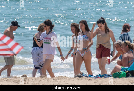 Bournemouth, Royaume-Uni. 6e juillet 2018. Les personnes qui utilisent leurs téléphones portables sur la plage de Bournemouth au cours de la vague de chaleur du mois de juillet. Crédit : Thomas Faull / Alamy Live News Banque D'Images