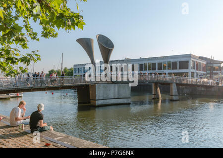 Bristol, Royaume-Uni. 6e juillet 2018. Pero's Bridge à Bristol, qui a été décorée par les locaux avec des cartes d'anniversaire et les messages célébrant le NHS en l'honneur de son 70e anniversaire. Paul Hennell Crédit / Alamy Live News Banque D'Images