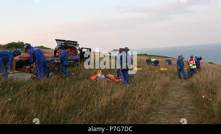 Isle of Wight Sandown Jeudi 5 juillet 2018 Deux rescapés de la face d'une falaise de 104 mètres sur l'île de Wight impliquant des quarante membres de l'île de Wight deux canots de service d'urgence et une ambulance passa leurs langues et il a donné la pensée d'oiseaux et il a été grand rire après l'opération de sauvetage coûtera plus de 5 000 livres. L'incident a débuté aux alentours de 19:45 avec le lancement de Bembridge de sauvetage. L'équipe de sauvetage de la Garde côtière Ventnor ont rejoint leurs collègues de Bembridge en haut de Culver, où ils se préparent à descendre une falaise, l'homme sur le bord. Plus d'infor Banque D'Images