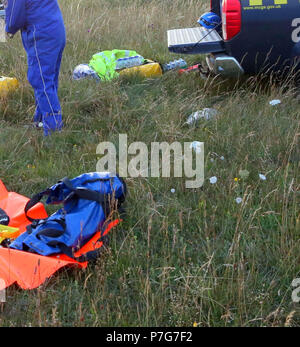 Isle of Wight Sandown Jeudi 5 juillet 2018 Deux rescapés de la face d'une falaise de 104 mètres sur l'île de Wight impliquant des quarante membres de l'île de Wight deux canots de service d'urgence et une ambulance passa leurs langues et il a donné la pensée d'oiseaux et il a été grand rire après l'opération de sauvetage coûtera plus de 5 000 livres. L'incident a débuté aux alentours de 19:45 avec le lancement de Bembridge de sauvetage. L'équipe de sauvetage de la Garde côtière Ventnor ont rejoint leurs collègues de Bembridge en haut de Culver, où ils se préparent à descendre une falaise, l'homme sur le bord. Plus d'infor Banque D'Images