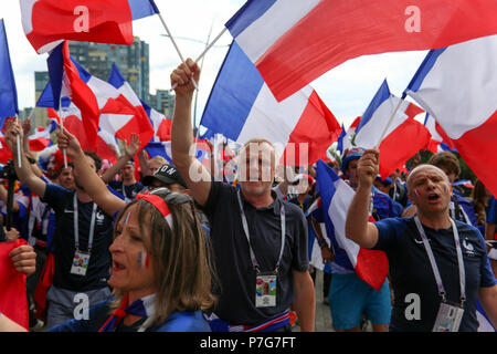 Nizhny Novgorod, Russie. 6e juillet 2018. Les fans de football français vu célébrer avec leurs drapeaux nationaux. Les fans de football français célèbrent leur victoire de l'équipe nationale de football sur l'Uruguay au cours de la Russie du match quart finale de la coupe du monde 2018. Credit : SOPA/Alamy Images Limited Live News Banque D'Images