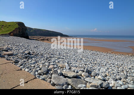 Le Dunraven bay bien connu situé à Southerndown près de Bridgend avec son sable doré et d'énormes roacks parsemées sur toute la plage. Banque D'Images