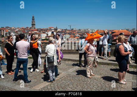 14.06.2018, Porto, Portugal, Europe - Les touristes se rassemblent à la place en face de la cathédrale de Porto avec des toits de la ville dans le fond. Banque D'Images