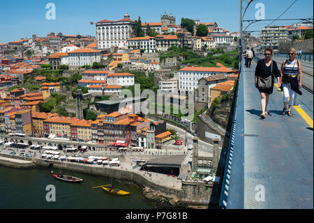 14.06.2018, Porto, Portugal, Europe - une vue de la Dom Luis I Pont à Porto le paysage urbain avec la Pena Ventos Hill et de la rivière Douro. Banque D'Images