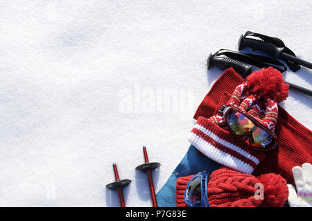 Sports de neige d'hiver avec des bâtons de ski de fond, lunettes, chapeaux et gants avec copyspace. Banque D'Images