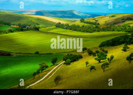 Le matériel roulant de la campagne anglaise, les collines de chaque côté de l'image avec un chemin de terre qui traverse le bas des collines au milieu de l'image, loin Banque D'Images