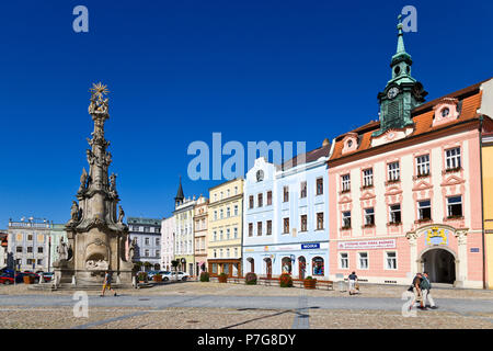 Un Nejsvetejsi Sloup Trojice radnice, Namesti Miru, Jindrichuv Hradec, Jizni Cechy, Ceska Republika / colonne de la Sainte Trinité, mairie, ville Jindrichuv hr Banque D'Images