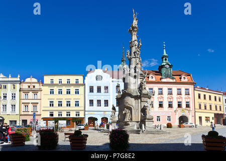 Un Nejsvetejsi Sloup Trojice radnice, Namesti Miru, Jindrichuv Hradec, Jizni Cechy, Ceska Republika / colonne de la Sainte Trinité, mairie, ville Jindrichuv hr Banque D'Images