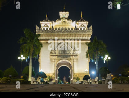 Extérieur de Patuxai la nuit,Vientiane, Laos, Asie. Banque D'Images