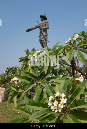 La statue de Chao Anouvong Chao Anouvong King dans le parc, fleurs en premier plan, Vientiane, Laos, Asie. Banque D'Images