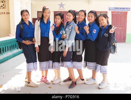 Portrait d'écolières standing in a row, Vientiane, Laos, Asie. Banque D'Images