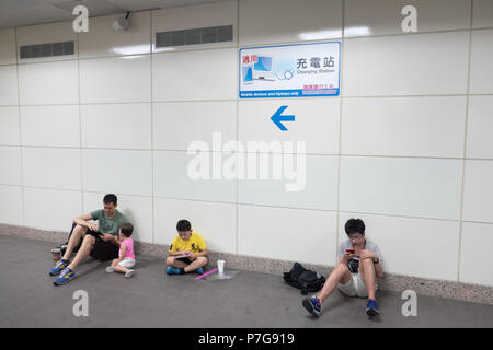 Appareil batterie,puissance,appareils,la charge,gare,points,sockets,,Taipei Main Station,Taiwan,Chine,Chinois,,République de Chine,RDC,Asia,Asiatique, Banque D'Images