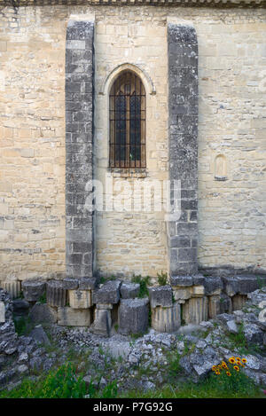 Vestiges de colonnes romaines classiques réutilisées dans les fondations de Vaison-la-Romaine Vaucluse Provence France Cathédrale Banque D'Images