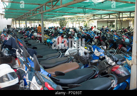 Parking pour motos dans centre commercial Talat Sao, Vientiane, Laos, Asie. Banque D'Images