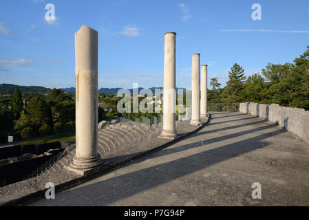 Les colonnes classiques ou Colonnade & longue soirée Ombre à l'antique Théâtre Romain de Vaison-la-Romaine Vaucluse provence france Banque D'Images