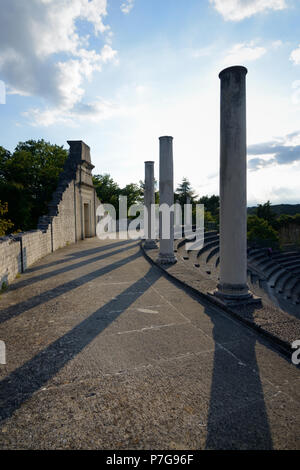 Les colonnes classiques qui se profile en fin d'après-midi la lumière à l'antique Théâtre Romain de Vaison-la-Romaine Vaucluse provence france Banque D'Images