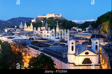 Salzbourg skyline at night, Autriche Banque D'Images