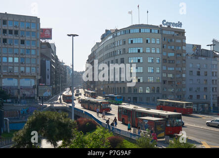 Belgrade, Serbie - mai 03, 2018 : Matin Vue sur rue Brankova. Les gens attendent le bus pour arriver à l'arrêt de bus ou à pied. Banque D'Images