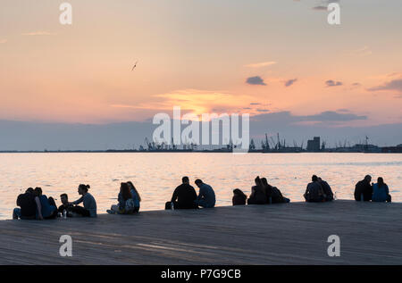 Regarder le coucher de soleil sur le front de mer de Thessalonique, un endroit populaire pour les jeunes et les étudiants de se rencontrer. La Macédoine, la Grèce du Nord Banque D'Images