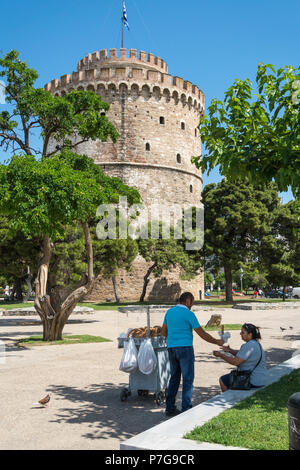 Vendeur de rue vendant du pain Koulouri sonneries par la Tour Blanche sur le front de mer de Thessalonique. La Macédoine, la Grèce du Nord Banque D'Images