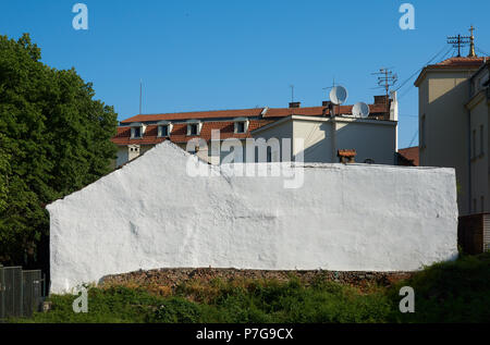 Belgrade, Serbie - mai 03, 2018 : grand mur blanc de la vieille maison sans fenêtres et portes sur Kosancicev venac. Banque D'Images