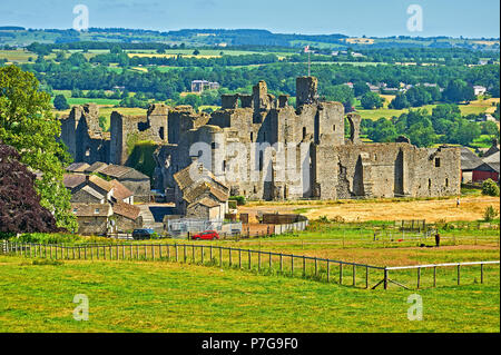 Les ruines de château de Middleham sur le bord du village de North Yorkshire Banque D'Images