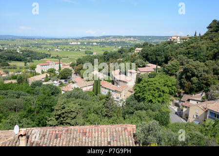 Vue sur le village de Séguret avec les vignobles des Côtes-du-Rhône Villages Vaucluse provence france Banque D'Images