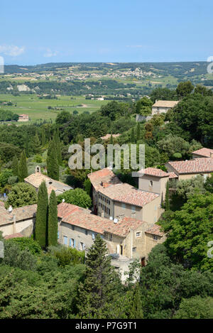 Vue sur le village de Séguret avec les vignobles des Côtes-du-Rhône Villages Vaucluse provence france Banque D'Images