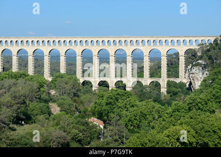 Aqueduc de roquefavour, construit en 1847 dans le cadre du Canal de Marseille, à Ventabren près d'Aix-en-Provence Provence France Banque D'Images