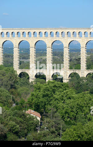 Aqueduc de roquefavour, construit en 1847 dans le cadre du Canal de Marseille, à Ventabren près d'Aix-en-Provence Provence France Banque D'Images