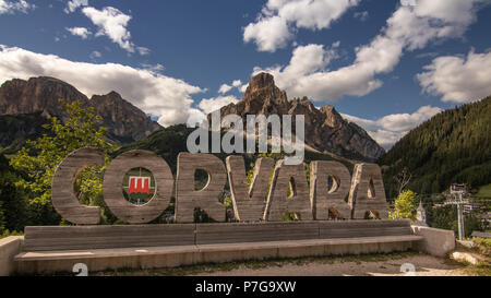 Corvara in Badia Dolomites Italie Journée Vélo Sella Ronda Tourisme Voyage Sellaronda montagnes Alta Val Badia Dolomites Tyrol du Sud Trentin Haut Adige d' Banque D'Images